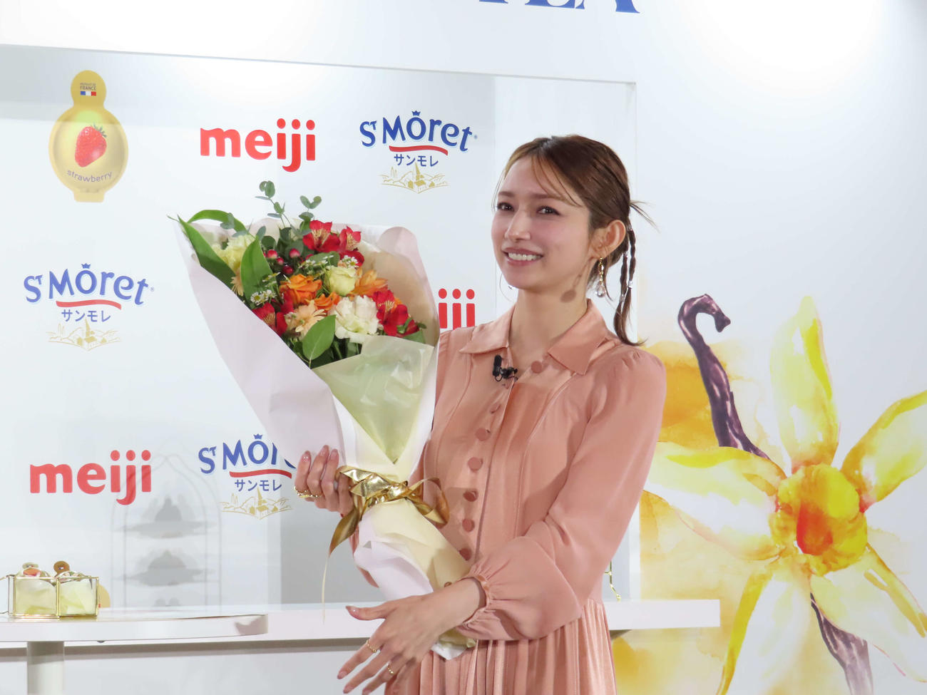 「明治サンモレ　クリームチーズデザート」PRイベントで、デビュー25周年のお祝いの花束を手にする後藤真希