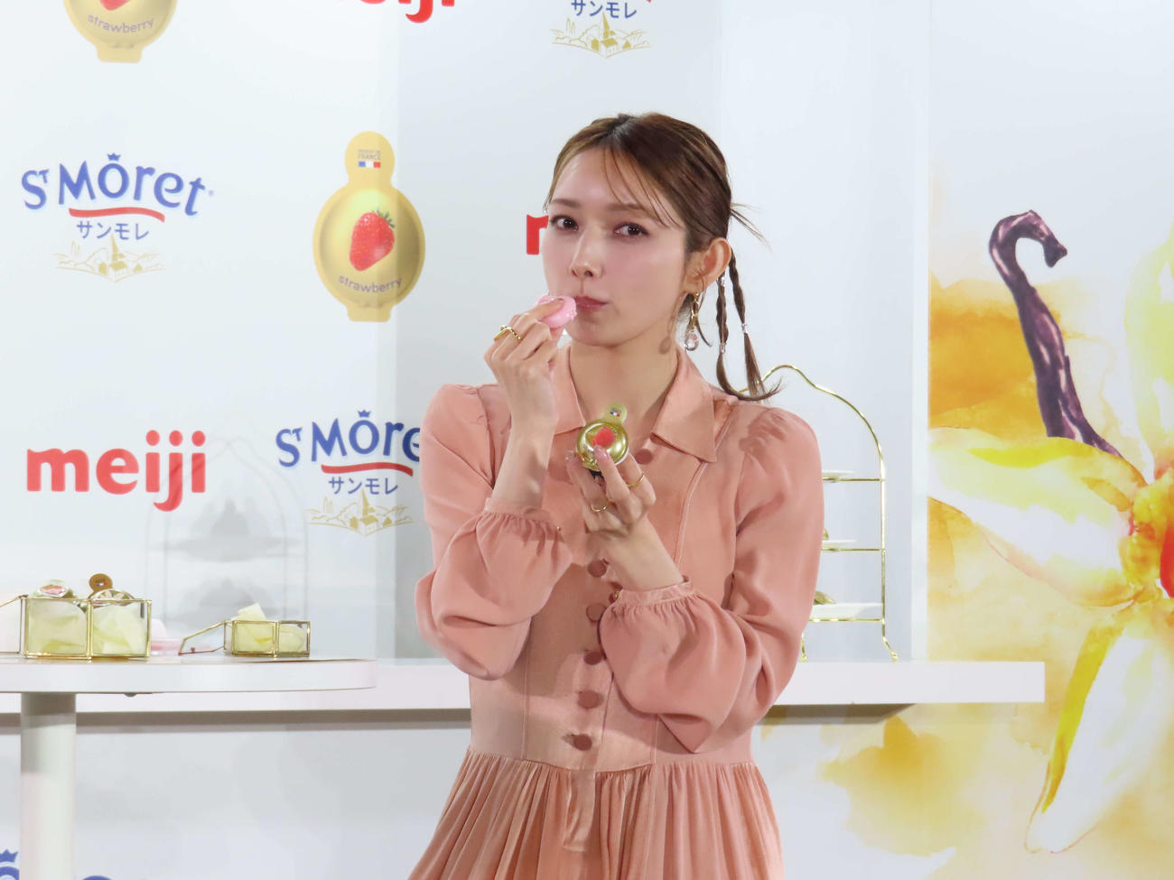 「明治サンモレ　クリームチーズデザート」PRイベントで、クリームチーズを口にする後藤真希