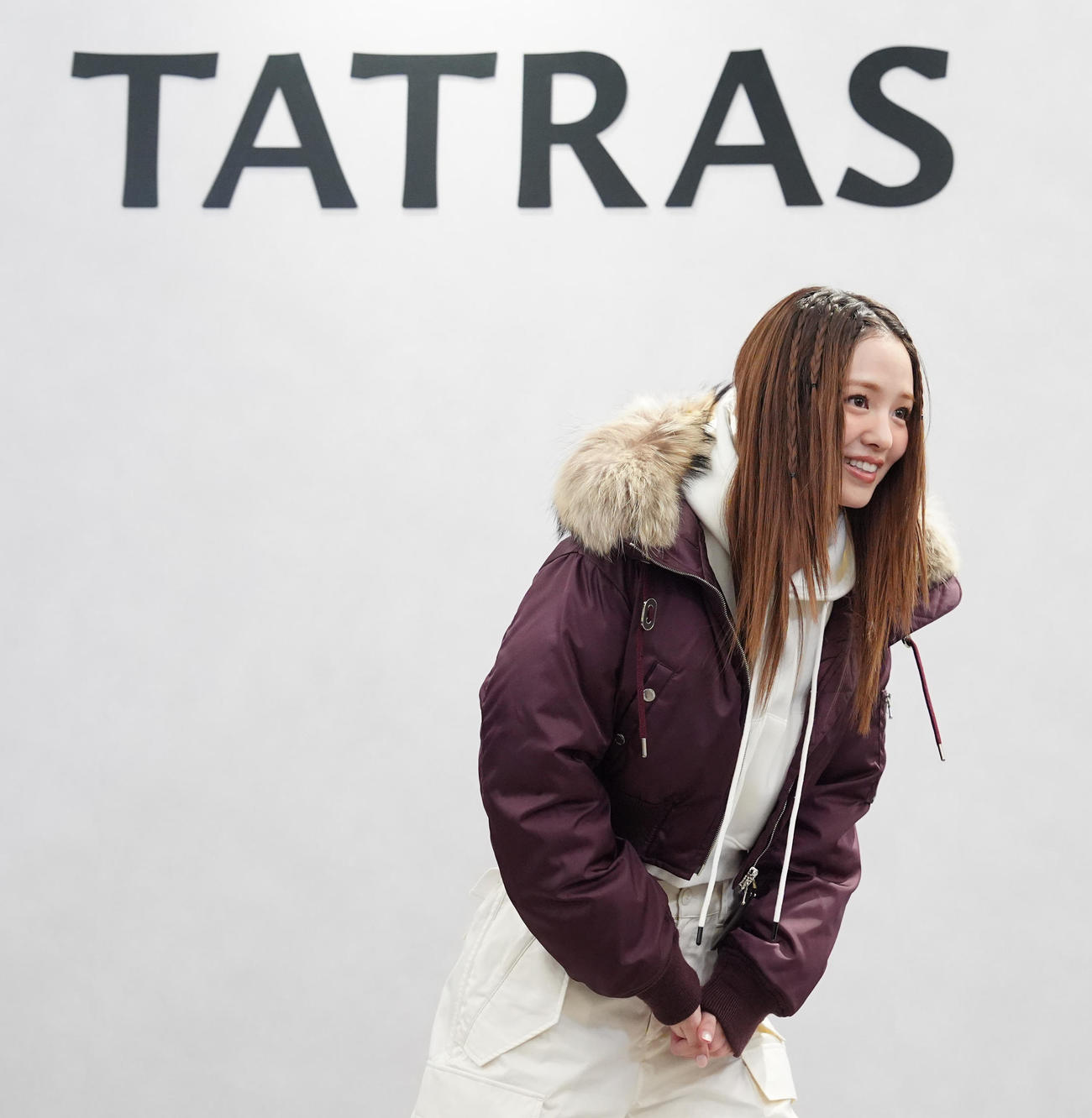 「TATRAS　銀座店」プレビューイベントでフォトコールに臨む横田真悠（撮影・江口和貴）