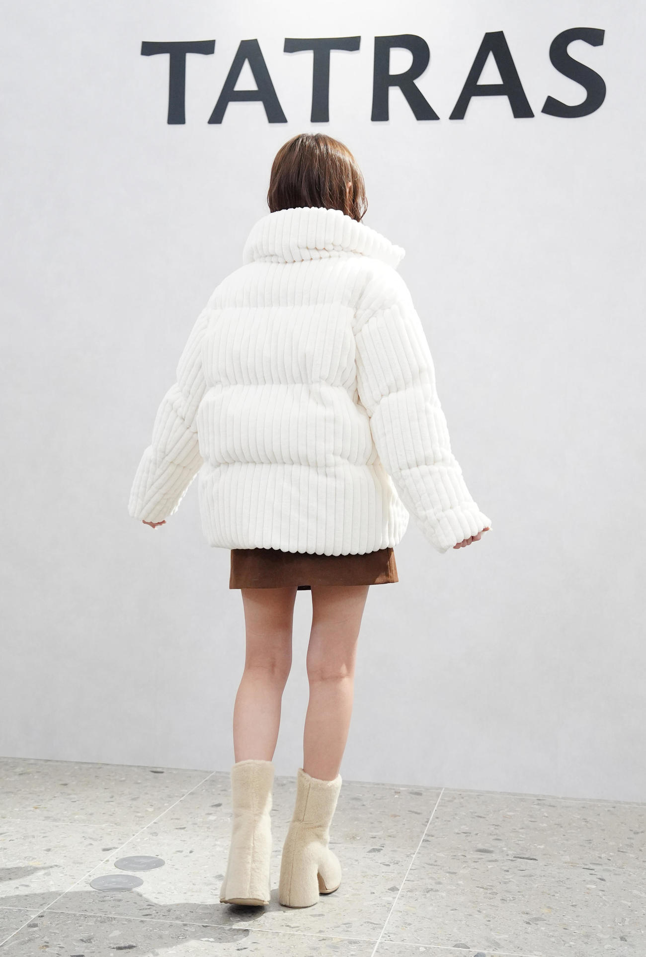 「TATRAS　銀座店」プレビューイベントでフォトコールに臨む香音（撮影・江口和貴）