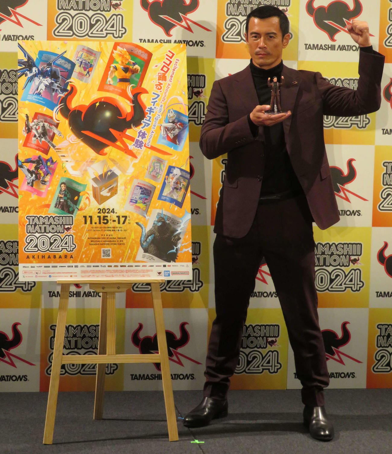 「TAMASHII NATION 2024」オープニングセレモニーで、自身のフィギュアを手にガッツポーズする伊藤英明（撮影・村上幸将）