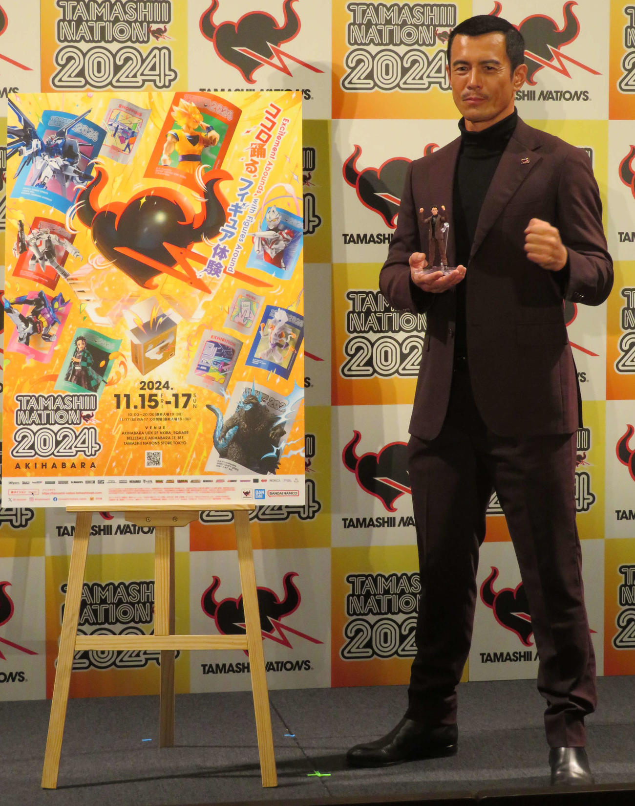 「TAMASHII NATION 2024」オープニングセレモニーで、自身のフィギュアを手にファイティングポーズを見せる伊藤英明（撮影・村上幸将）