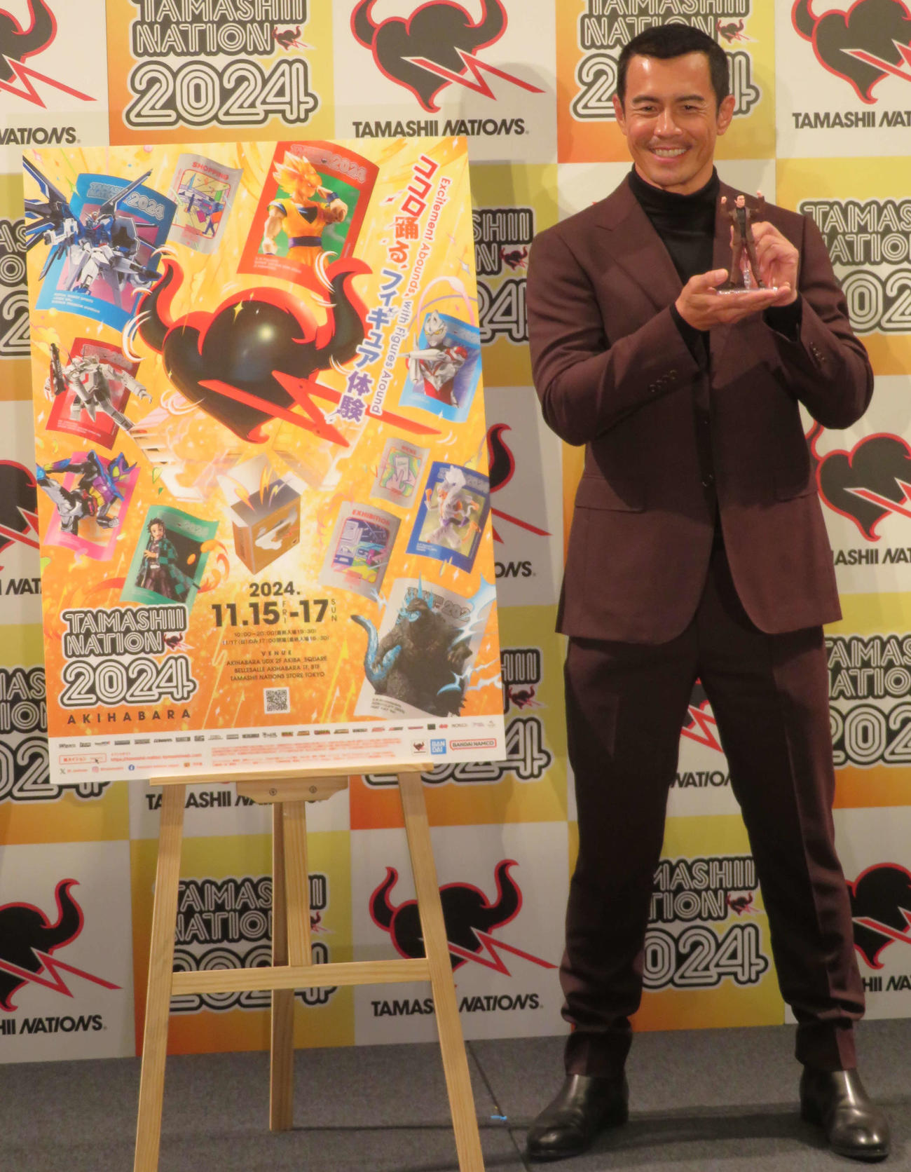 「TAMASHII NATION 2024」オープニングセレモニーで、自身のフィギュアを手に笑顔の伊藤英明（撮影・村上幸将）