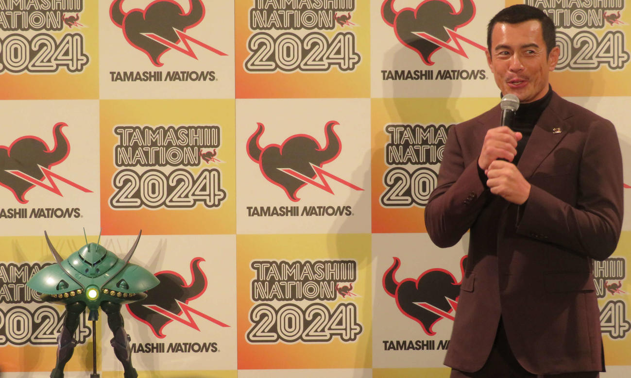 「TAMASHII NATION 2024」オープニングセレモニーで「機動戦士ガンダムのキャラ「ビグザム」のフィギュアに興奮を隠せない伊藤英明（撮影・村上幸将）