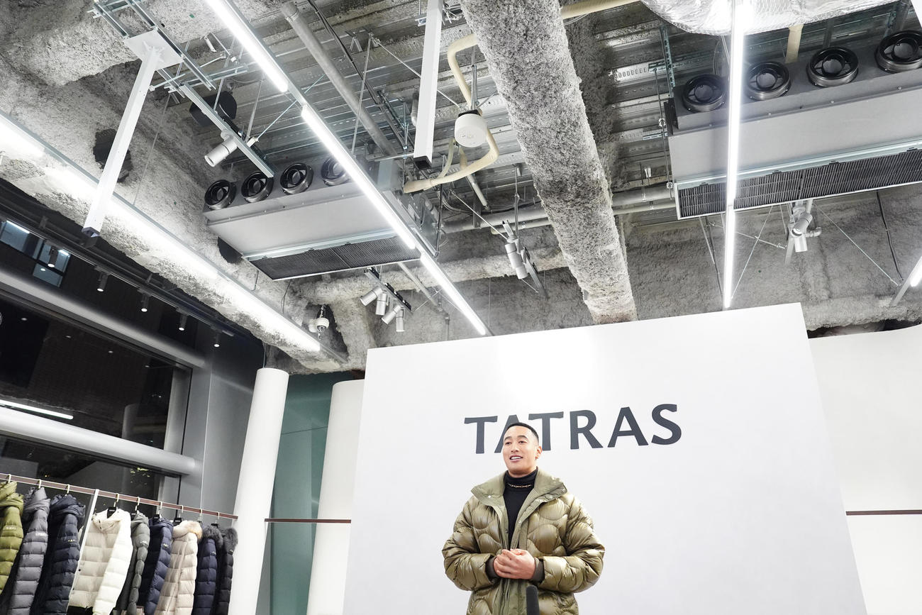 「TATRAS　銀座店」プレビューイベントでフォトコールに臨む関口メンディー（撮影・江口和貴）