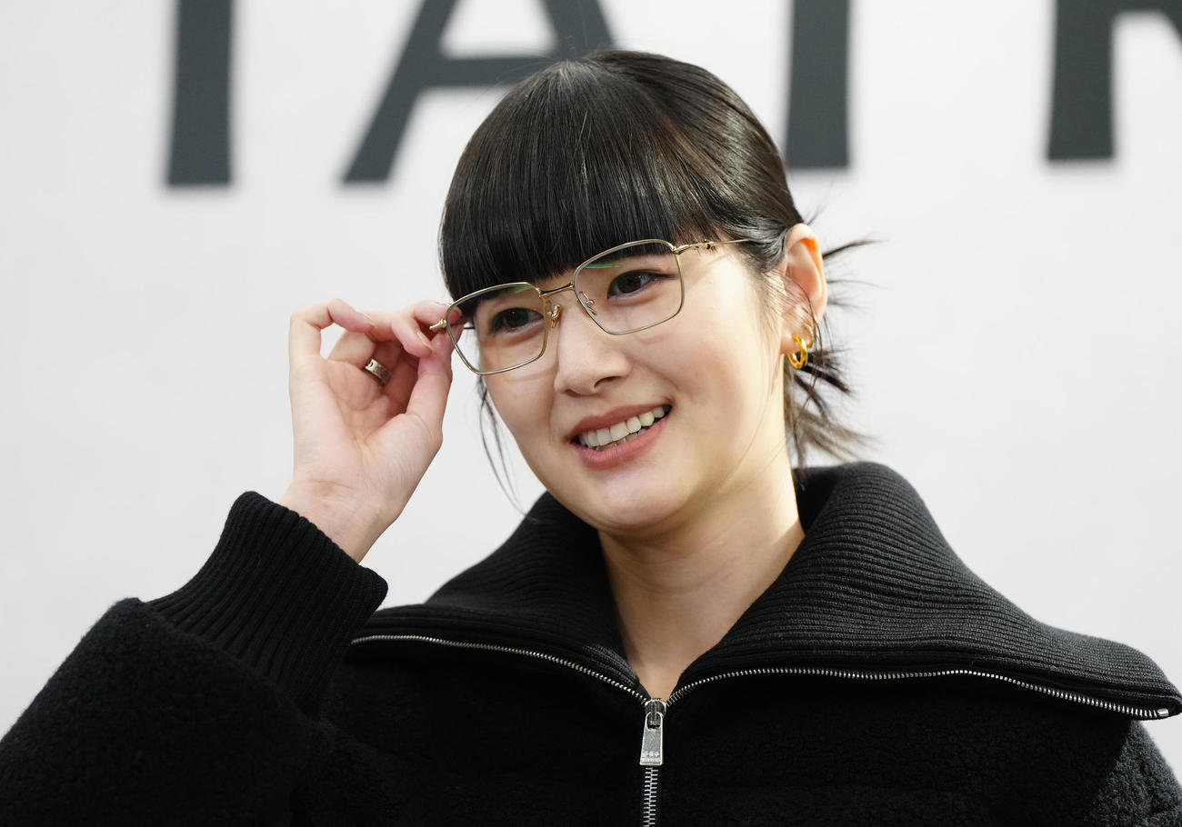 「TATRAS　銀座店」プレビューイベントでフォトコールに臨む稲垣貴子（撮影・江口和貴）