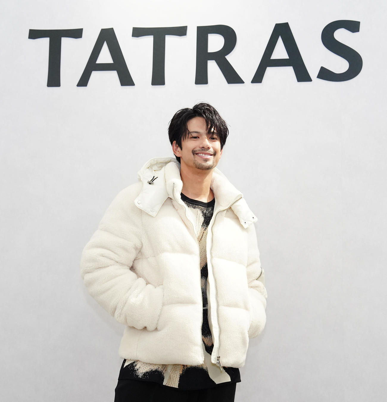 「TATRAS　銀座店」プレビューイベントでフォトコールに臨む森崎ウィン（撮影・江口和貴）