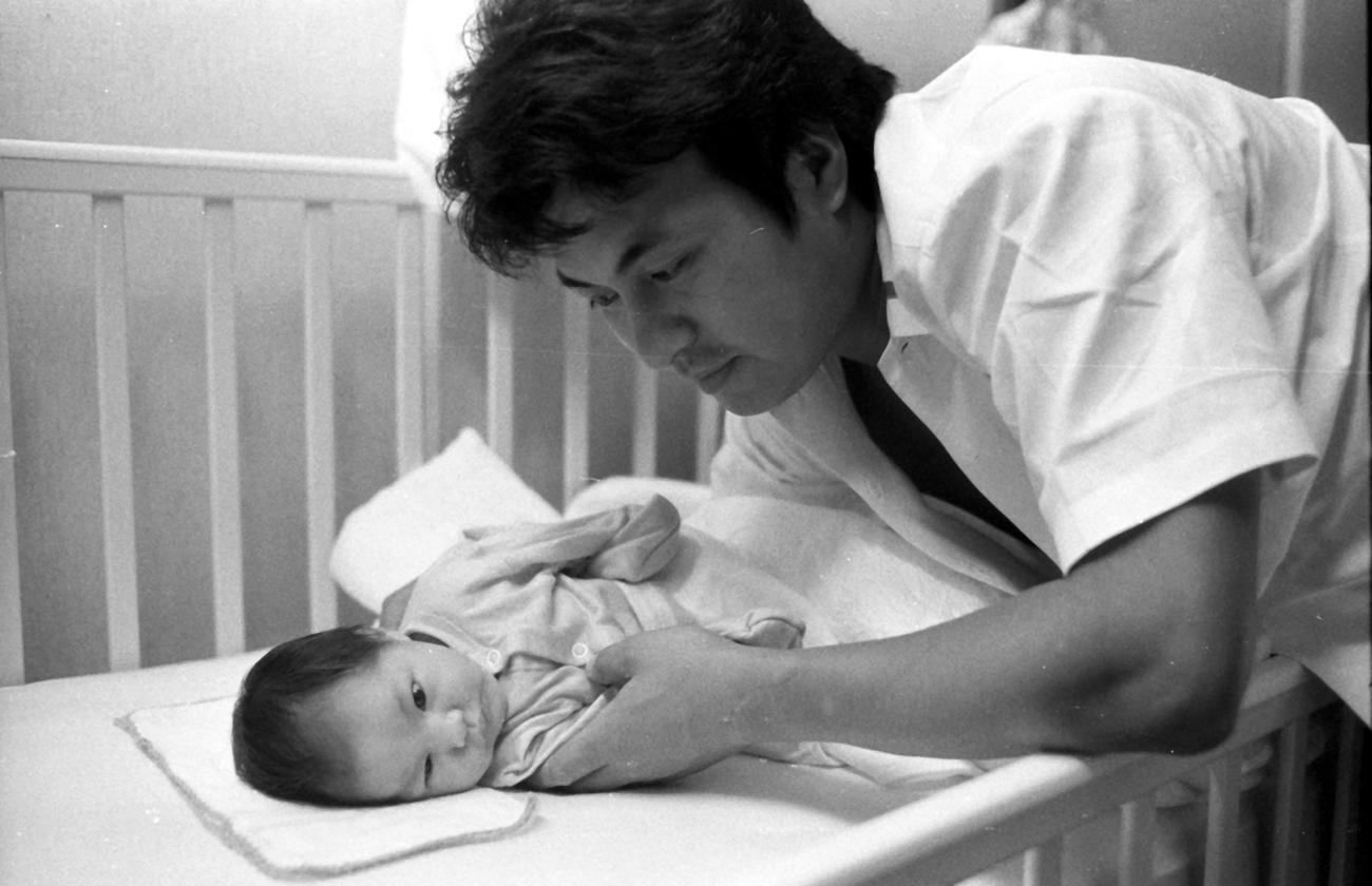 ぎこちない手つきで杏奈（梅宮アンナ）ちゃんを寝かす梅宮辰夫（1972年8月31日撮影）