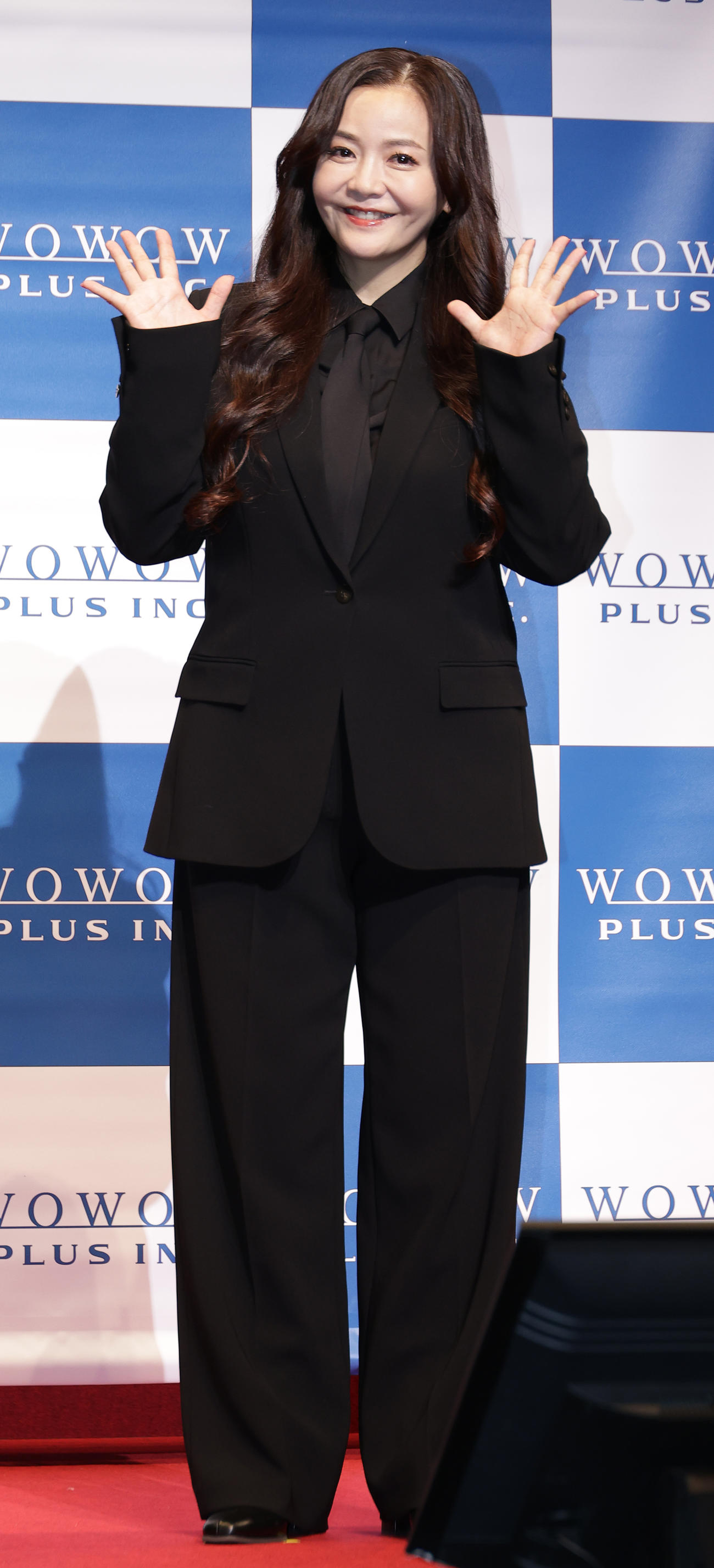 記念撮影を行う華原朋美（撮影・中島郁夫）