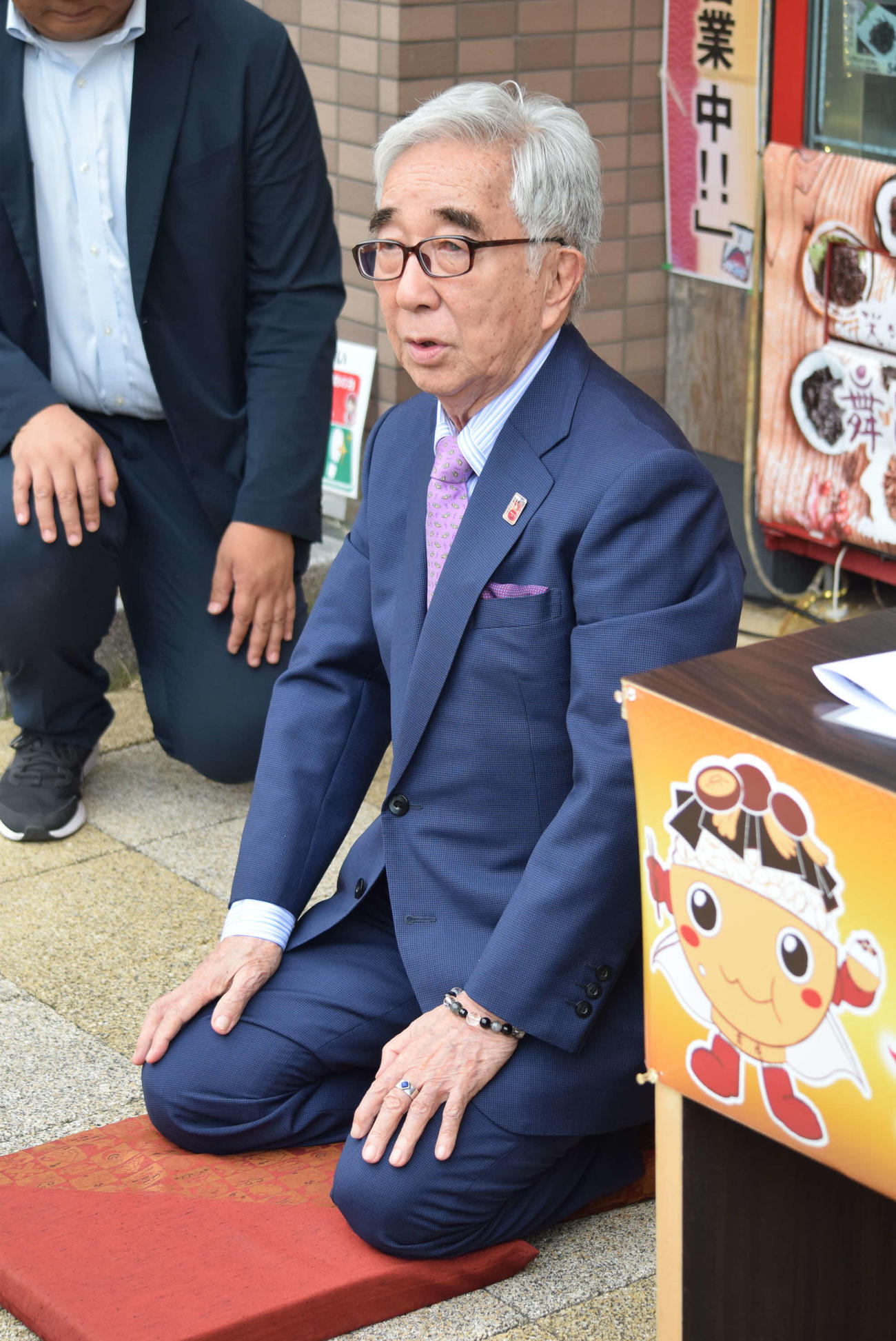 背筋を伸ばして正座をして見せた大村崑（撮影・阪口孝志）