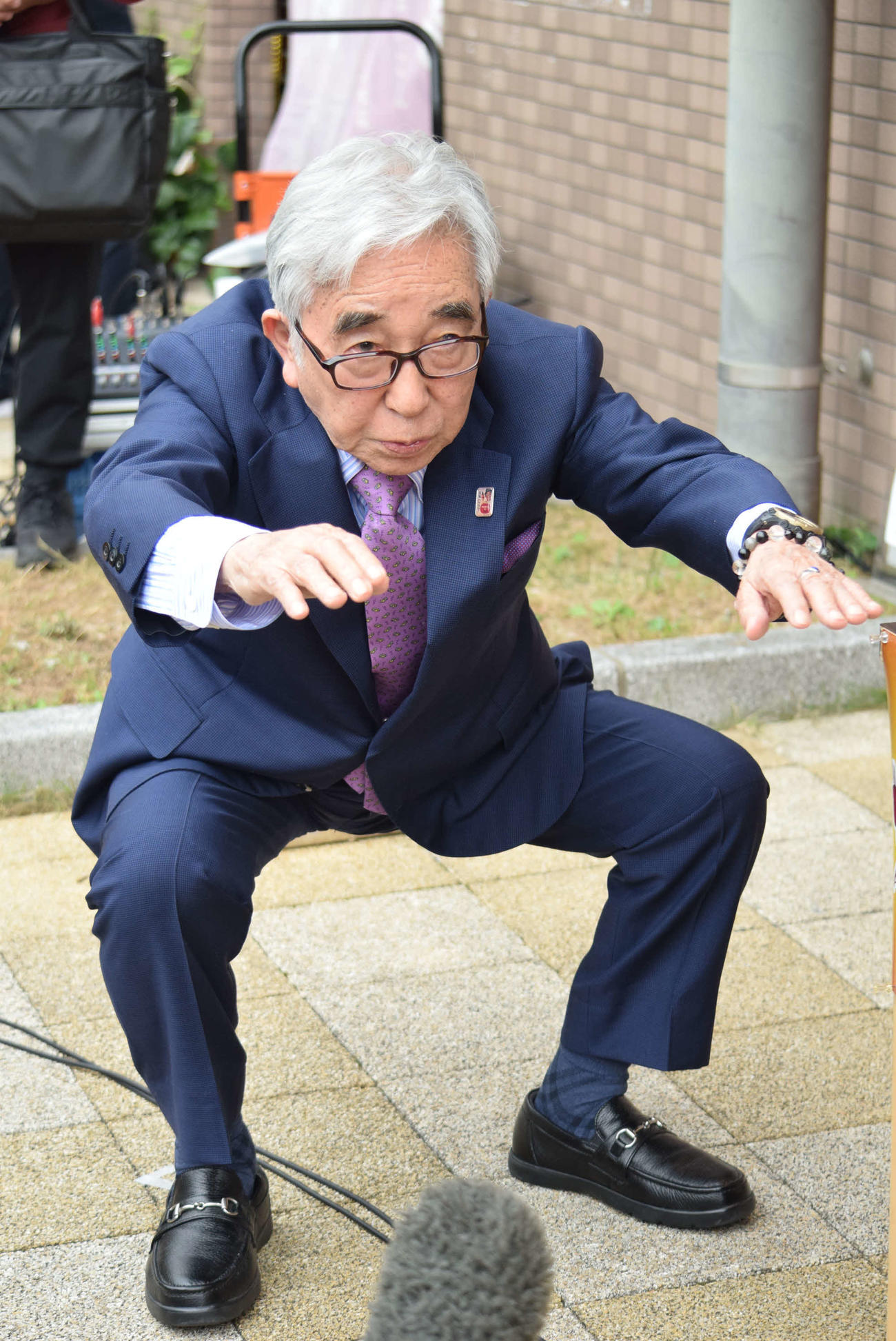 正しいスクワットをして見せた大村崑（撮影・阪口孝志）