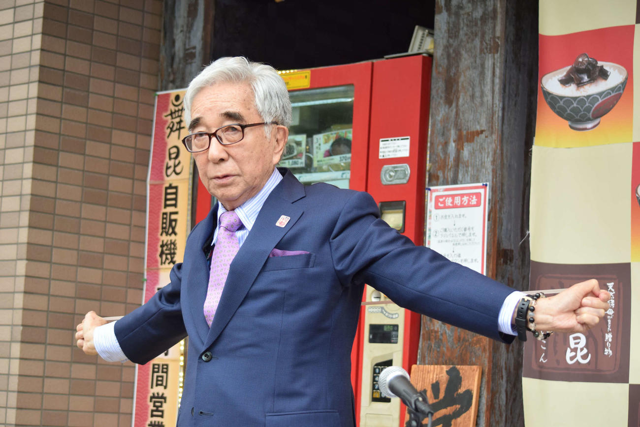 ゴムチューブを伸ばして見せた大村崑（撮影・阪口孝志）