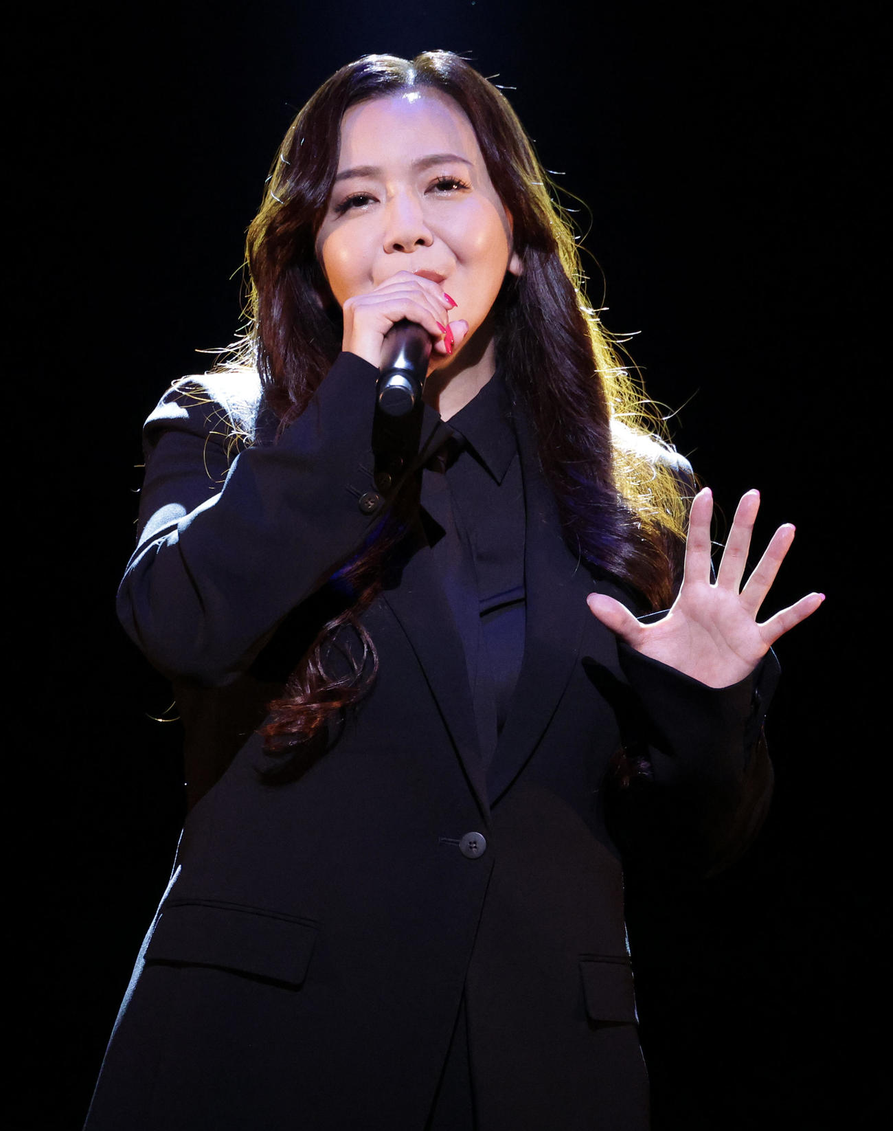 「I’m proud」と「アメイジング・グレイス」を熱唱する華原朋美（撮影・中島郁夫）