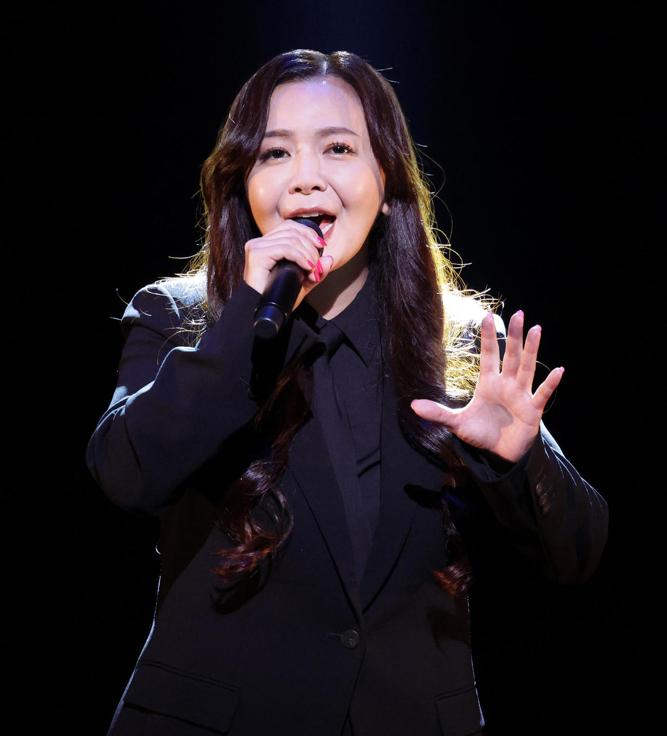 「I’m proud」と「アメイジング・グレイス」を熱唱する華原朋美（撮影・中島郁夫）