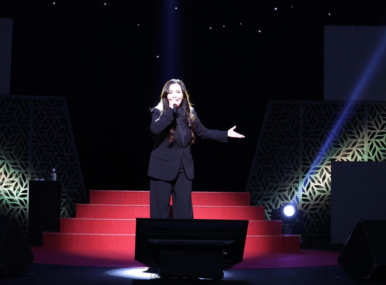 「I’m proud」と「アメイジング・グレイス」を熱唱する華原朋美（撮影・中島郁夫）