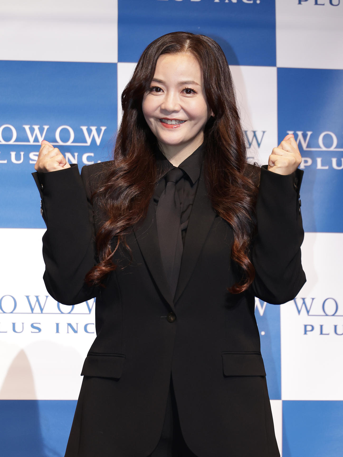 記念撮影を行う華原朋美（撮影・中島郁夫）