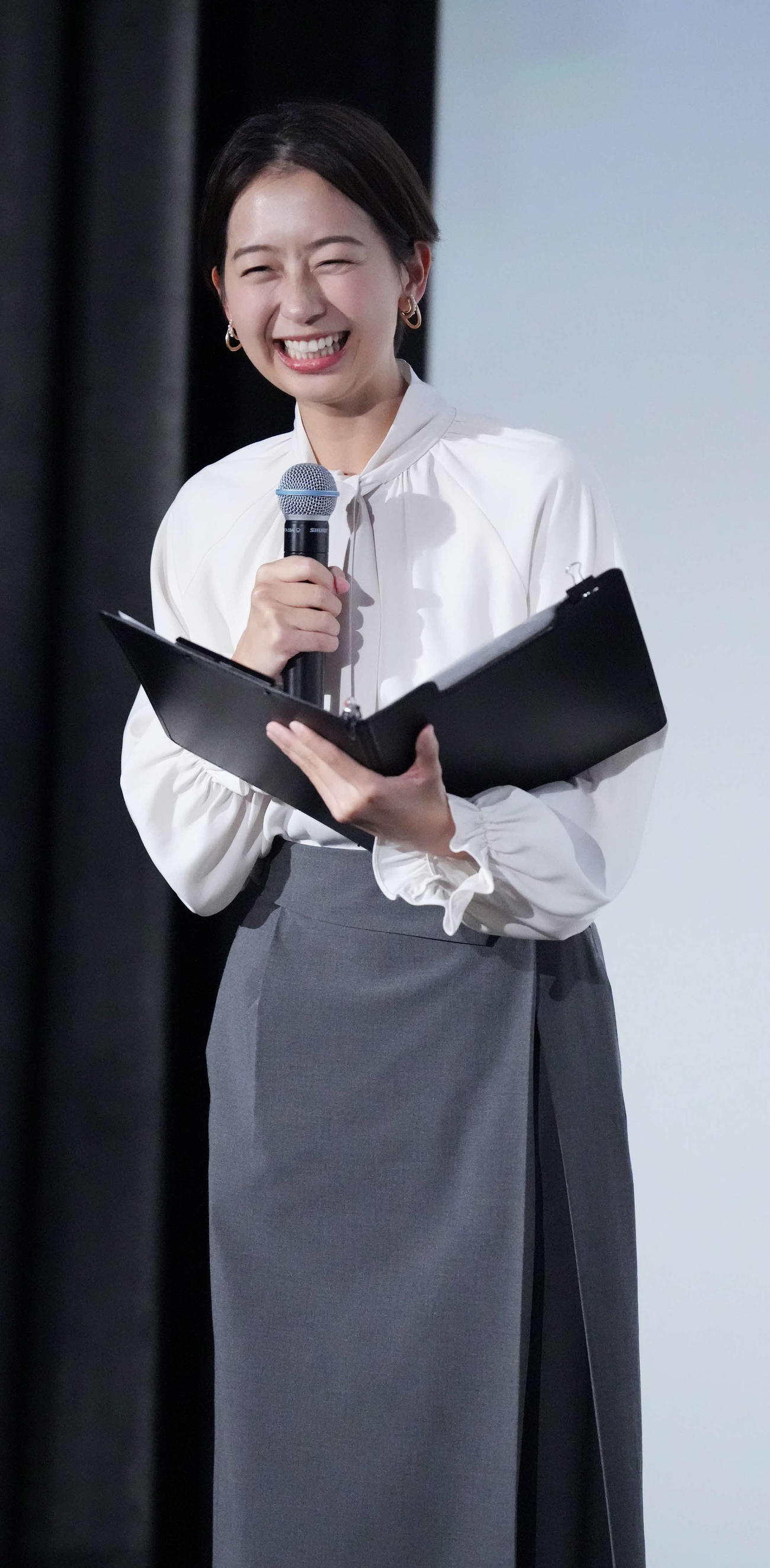 映画「室井慎次　生き続ける者」初日舞台あいさつでMCを務めたフジテレビの小室瑛莉子アナ（撮影・小沢裕）
