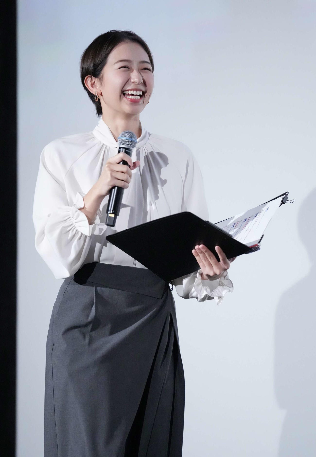 映画「室井慎次　生き続ける者」初日舞台あいさつでMCを務めたフジテレビの小室瑛莉子アナ（撮影・小沢裕）