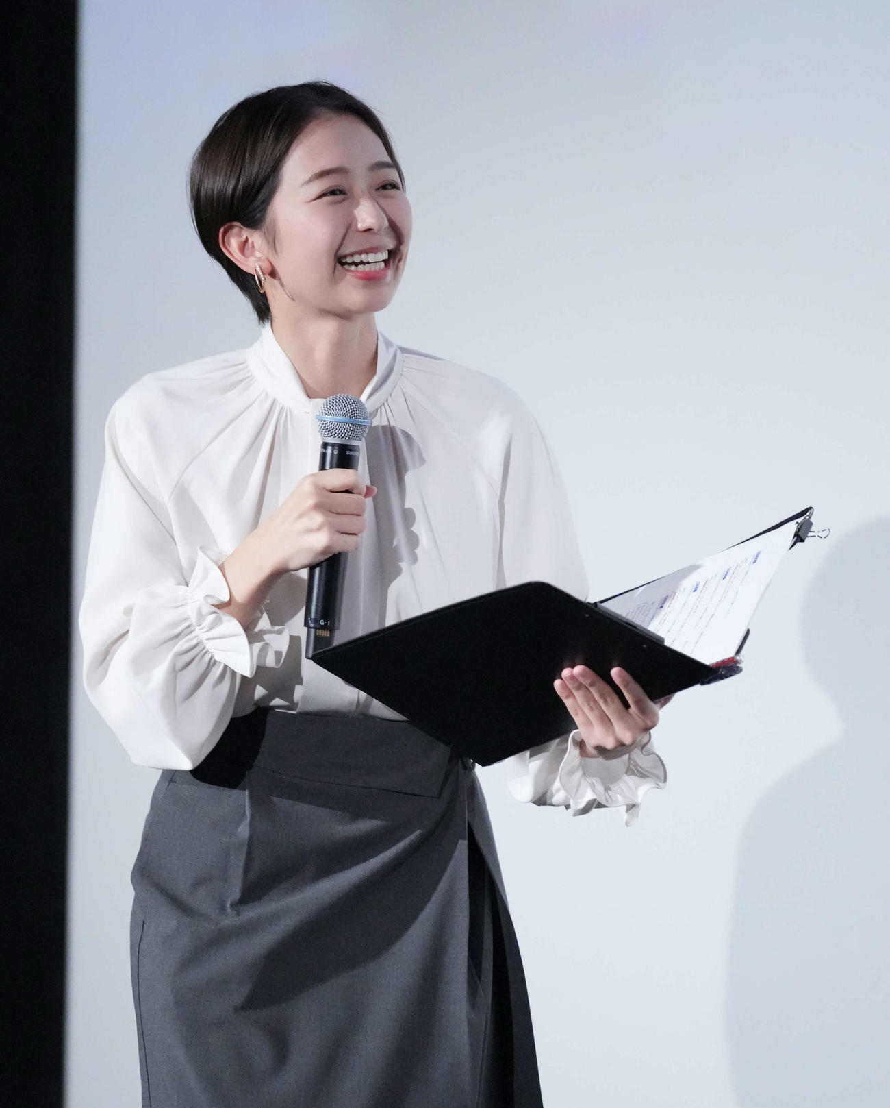 映画「室井慎次　生き続ける者」初日舞台あいさつでMCを務めたフジテレビの小室瑛莉子アナ（撮影・小沢裕）