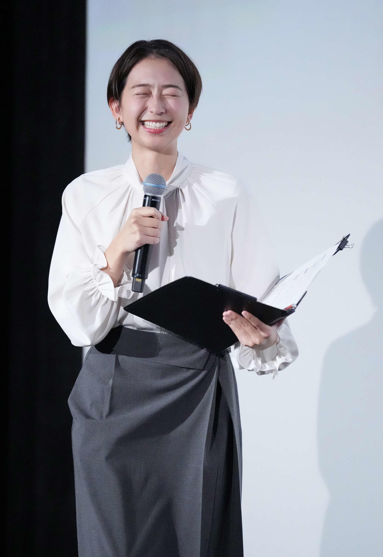 映画「室井慎次　生き続ける者」初日舞台あいさつでMCを務めたフジテレビの小室瑛莉子アナ（撮影・小沢裕）