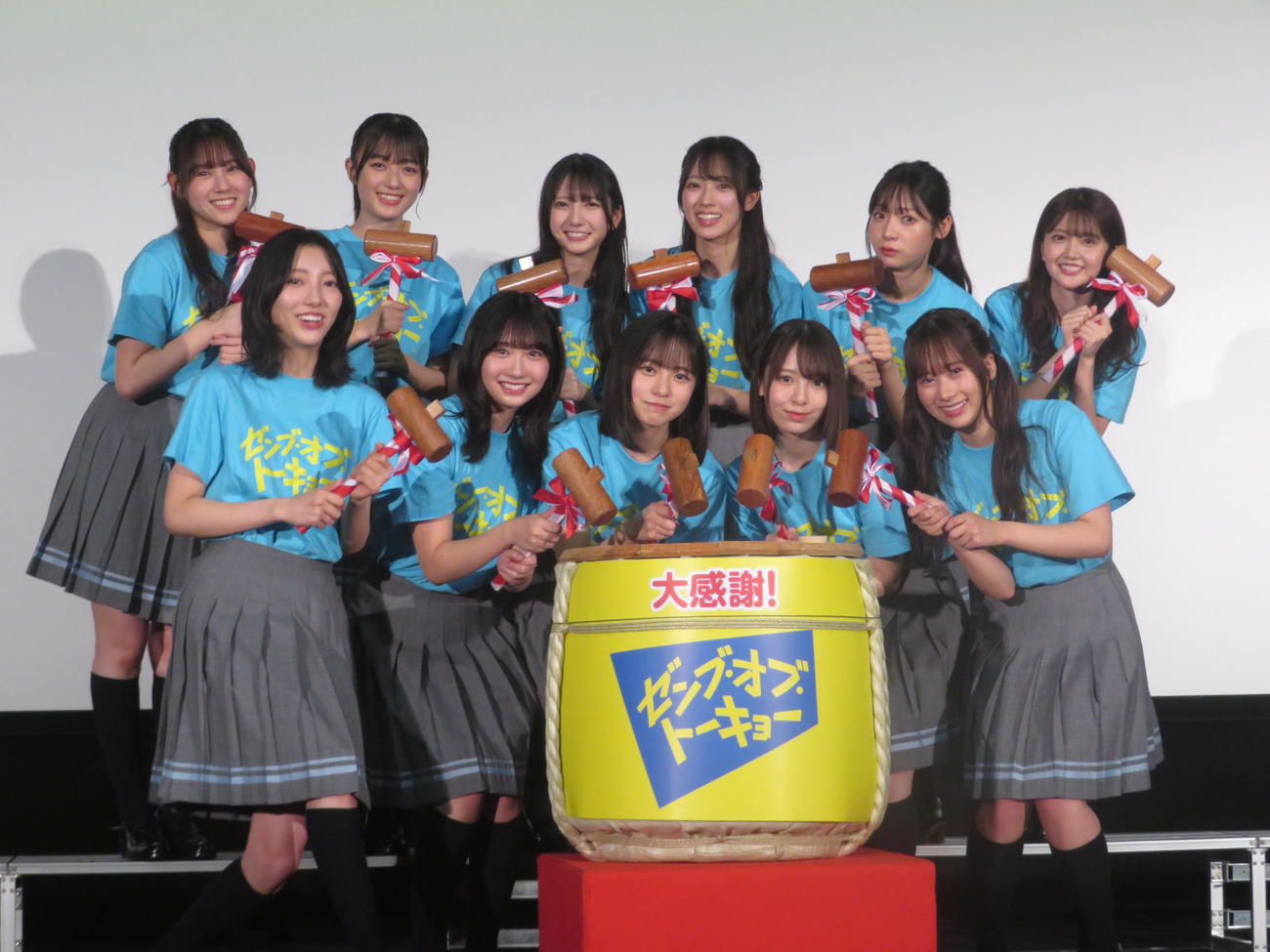 映画「ゼンブ・オブ・トーキョー」大ヒット御礼舞台あいさつに出席した日向坂46の4期生。前列左から小西真菜実、藤嶌果歩、正源司陽子、渡辺莉奈、石塚瑶季、後列左から平岡海月、平尾帆夏、竹内希来里、清水理央、宮地すみれ、山下葉留花