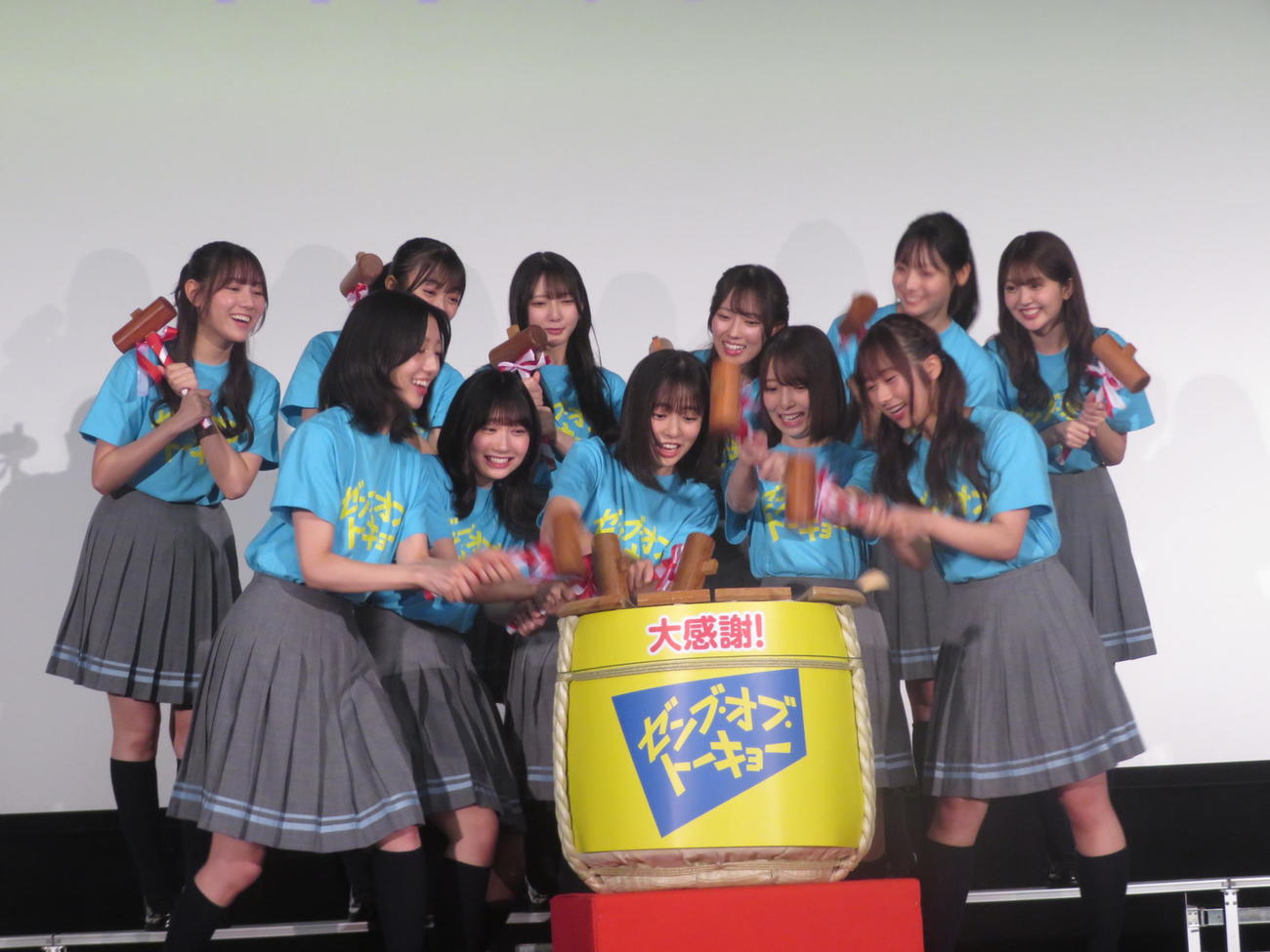 鏡開きをする日向坂46の4期生。前列左から小西真菜実、藤嶌果歩、正源司陽子、渡辺莉奈、石塚瑶季、後列左から平岡海月、平尾帆夏、竹内希来里、清水理央、宮地すみれ、山下葉留花