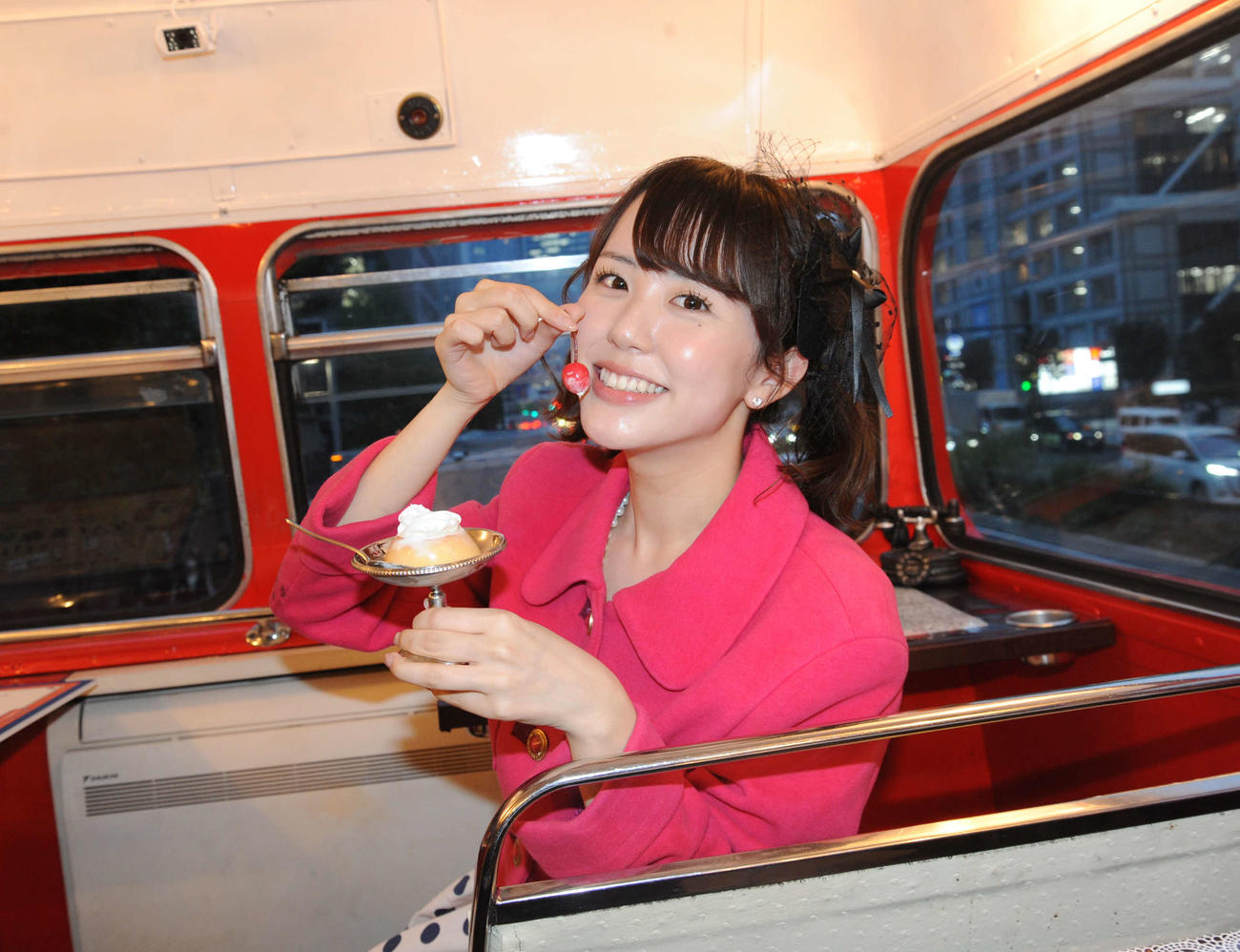 「スカパー！昭和純喫茶バス」バスツアーイベントを行った阪田マリン（撮影・松尾幸之介）