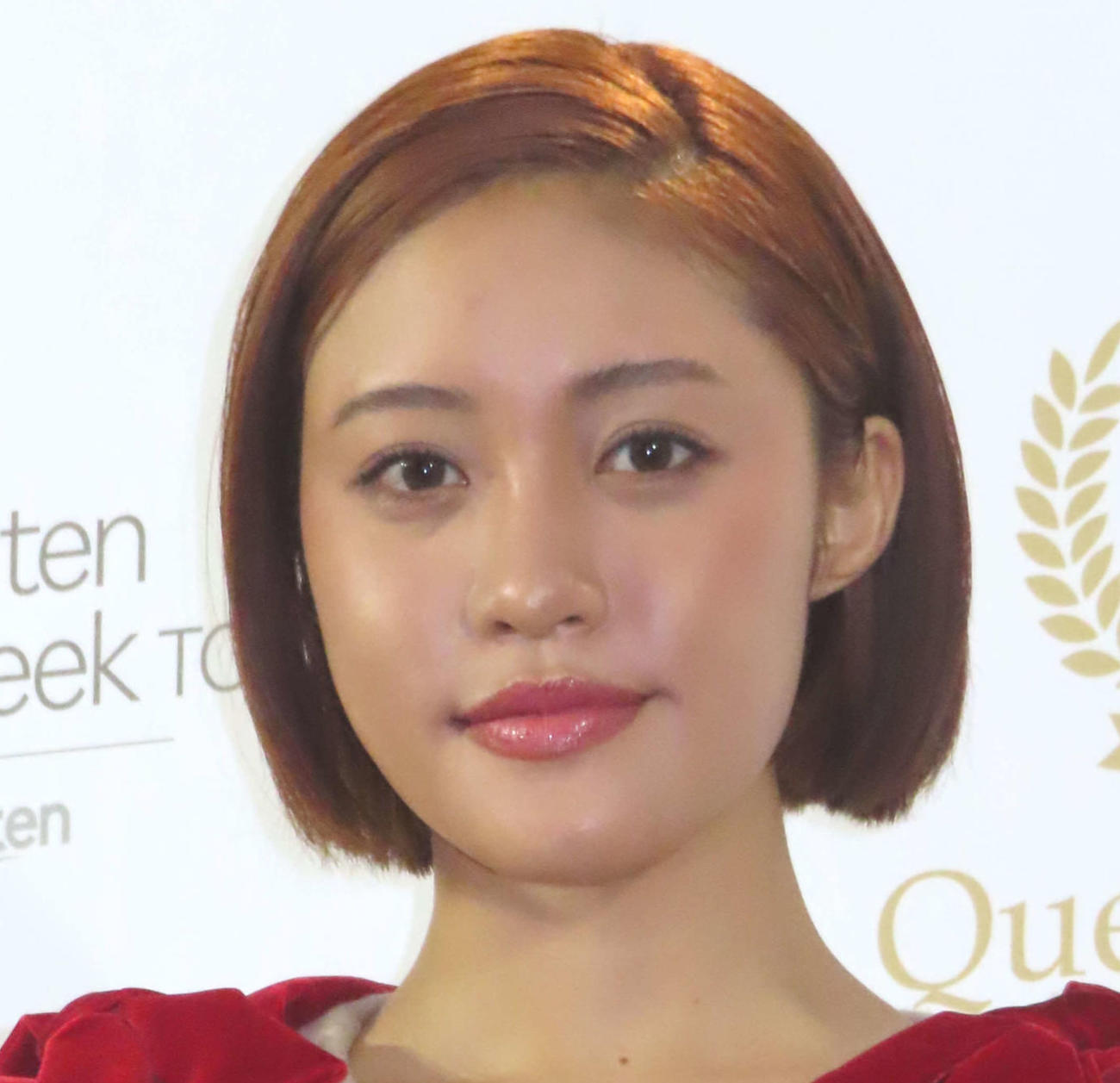 令和のマリリンモンロー」26歳タレント、デコルテ全開の悩殺ミニスカ