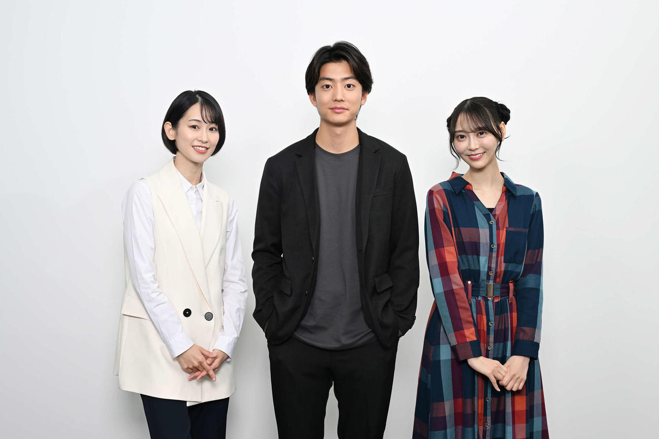カンテレ・フジテレビ系「未恋～かくれぼっちたち～」で主演する伊藤健太郎（中央）、左から愛希れいか、乃木坂46弓木奈於