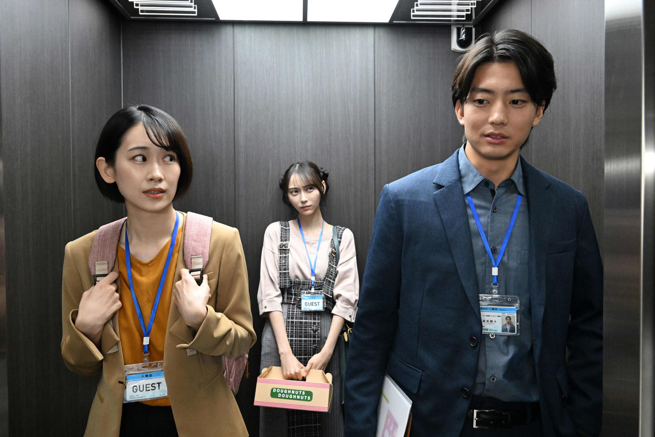 カンテレ・フジテレビ系「未恋～かくれぼっちたち～」で主演する伊藤健太郎（右）、左から愛希れいか、乃木坂46弓木奈於