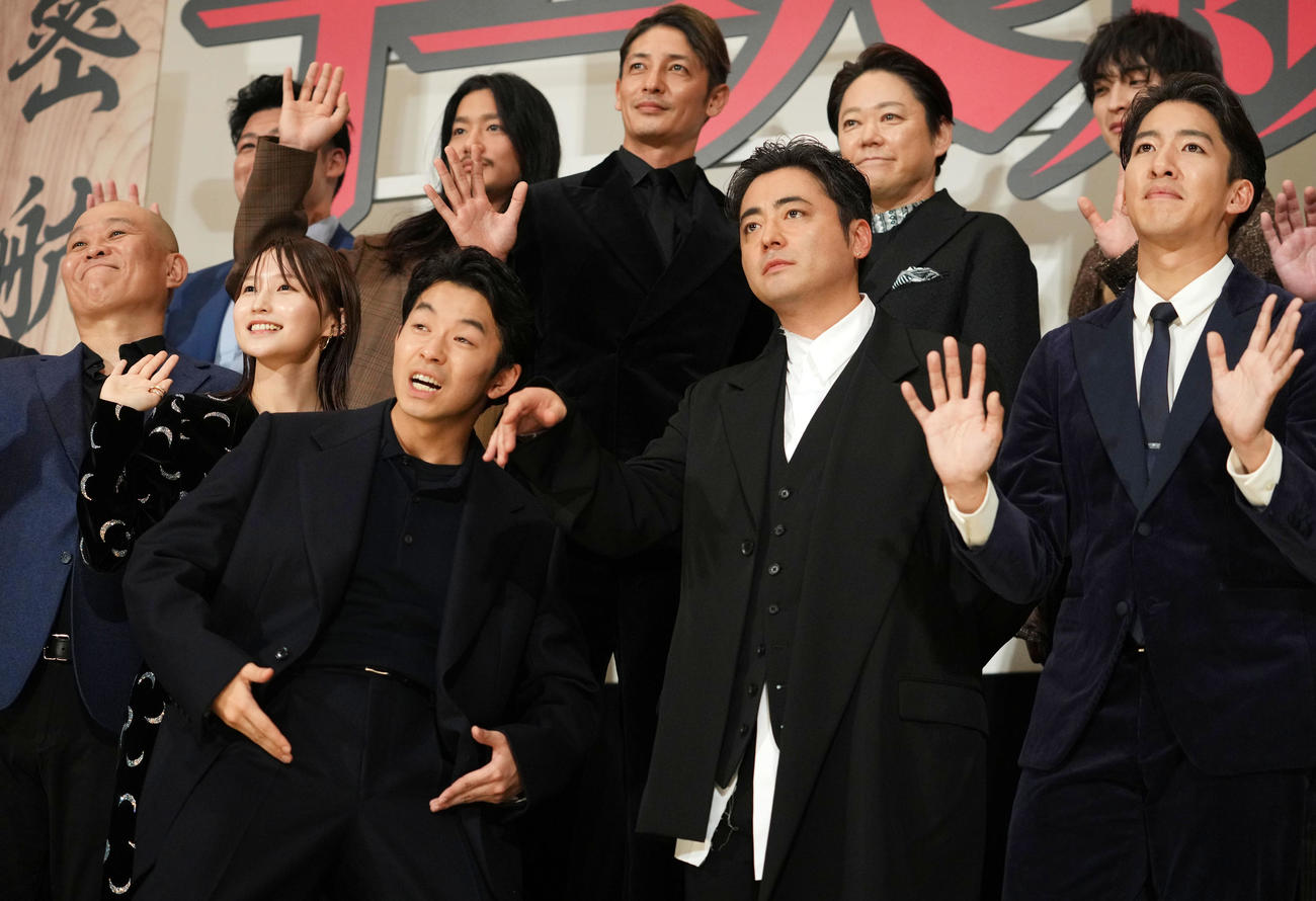 11月、映画「十一人の賊軍」初日舞台あいさつに登壇し観客に手を振る、前列左から千原せいじ、鞘師里保、仲野太賀、山田孝之、尾上右近。後列左から小柳亮太、野村周平、玉木宏、阿部サダヲ、一ノ瀬颯