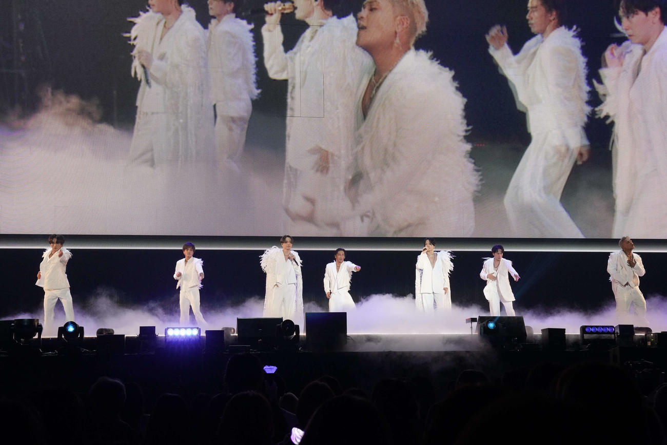「三代目J SOUL BROTHERS LIVE TOUR 2024”ECHOES OF DUALITY”」福岡公演でパフォーマンスする三代目J SOUL BROTHERS