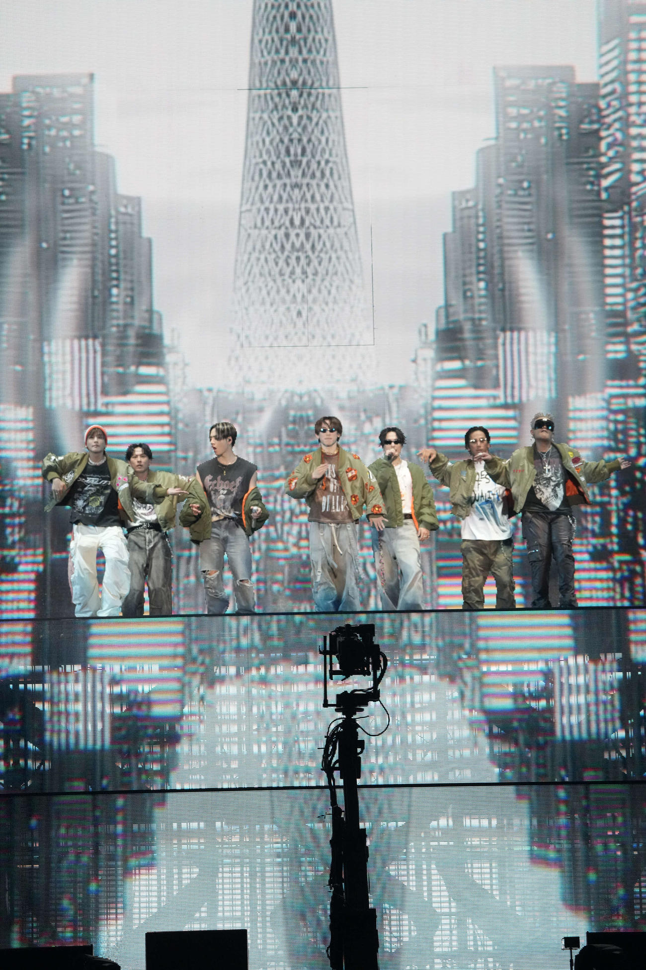 「三代目J SOUL BROTHERS LIVE TOUR 2024”ECHOES OF DUALITY”」福岡公演でパフォーマンスする三代目J SOUL BROTHERS