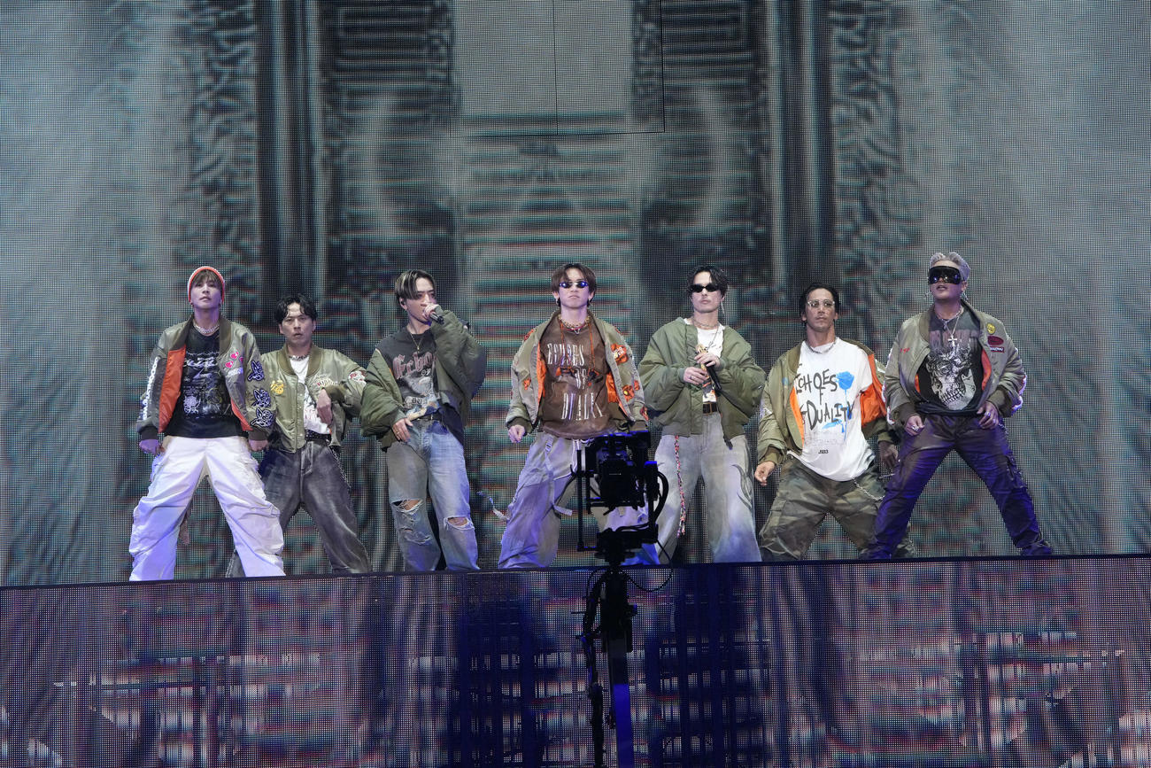 「三代目J SOUL BROTHERS LIVE TOUR 2024”ECHOES OF DUALITY”」福岡公演でパフォーマンスする三代目J SOUL BROTHERS。岩田剛典、山下健二郎、〓（ストローク付きO）MI、NAOTO、今市隆二、小林直己、ELLY