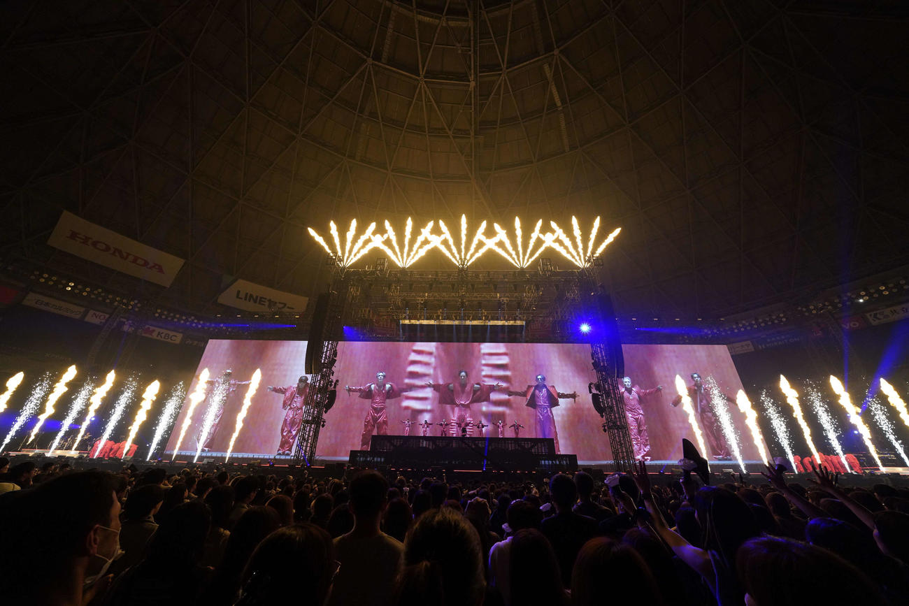 「三代目J SOUL BROTHERS LIVE TOUR 2024”ECHOES OF DUALITY”」福岡公演でパフォーマンスする三代目J SOUL BROTHERS