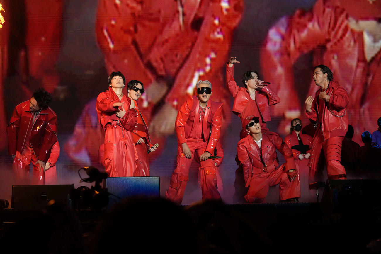 「三代目J SOUL BROTHERS LIVE TOUR 2024”ECHOES OF DUALITY”」福岡公演でパフォーマンスする三代目J SOUL BROTHERS。左から山下健二郎、NAOTO、今市隆二、ELLY、〓（ストローク付きO）MI、岩田剛典、小林直己