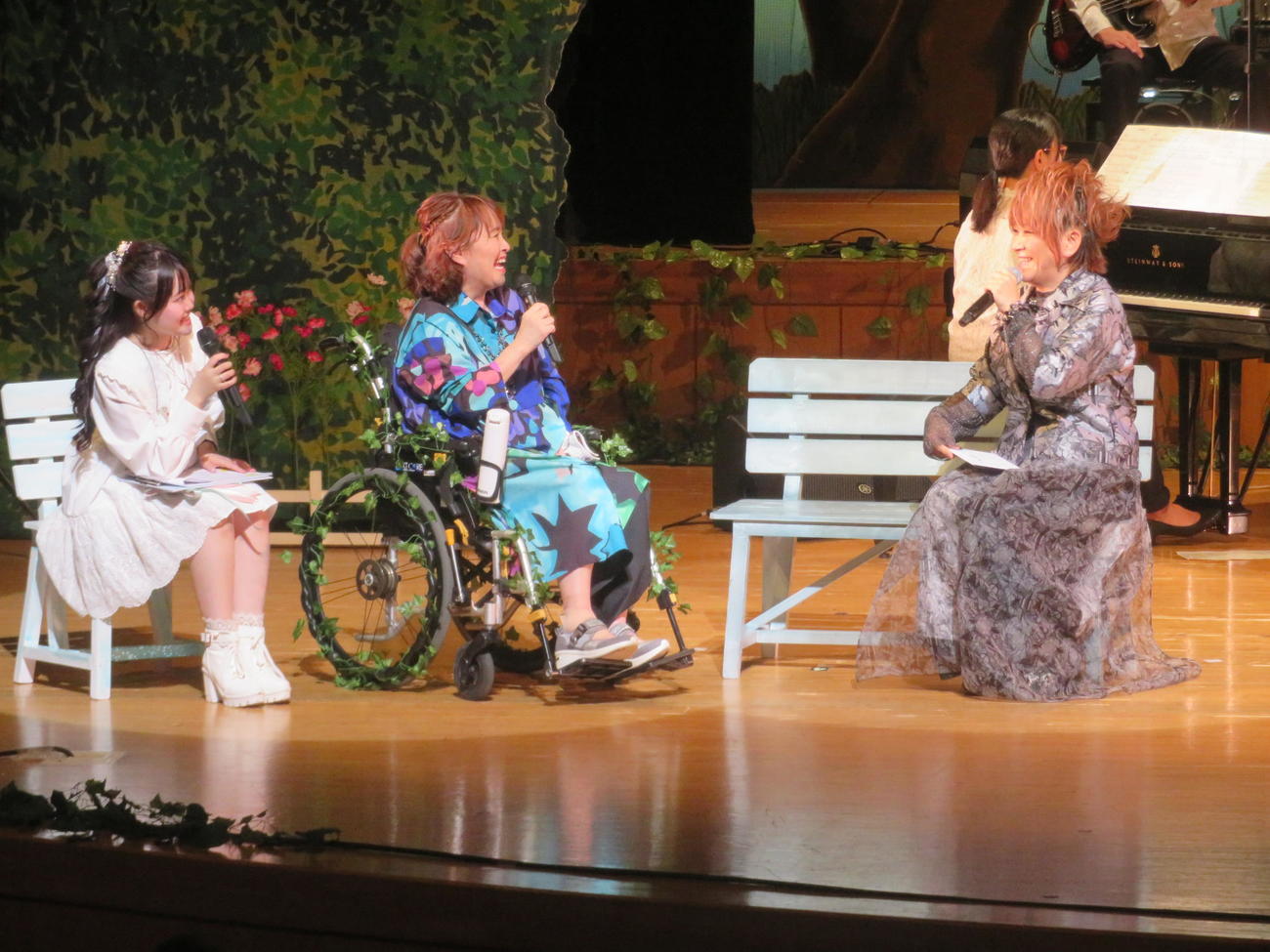 アニソン文化祭で談笑する、左から今尾侑夕、井上あずみ、松本梨香