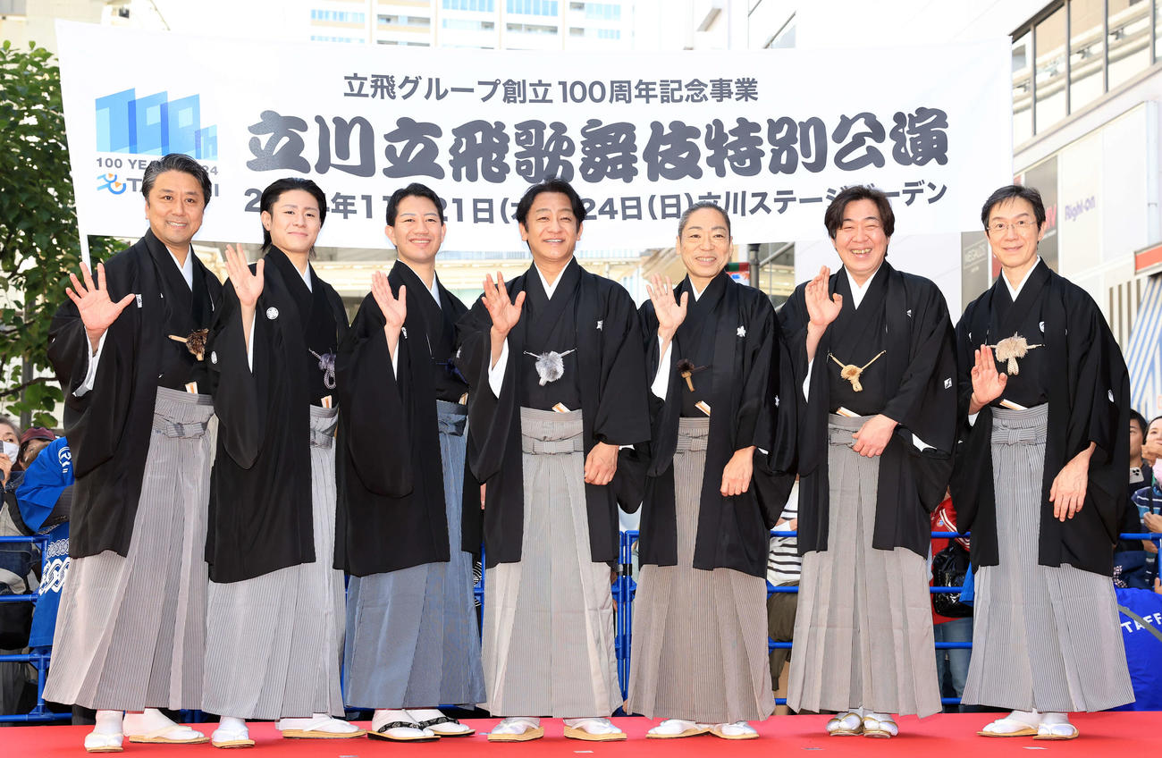 「立川立飛歌舞伎特別公演　お練り」出発式で記念撮影する、左から市川九團次、中村歌之助、中村壱太郎、片岡愛之助、市川中車、中村亀鶴、市川笑也（撮影・浅見桂子）