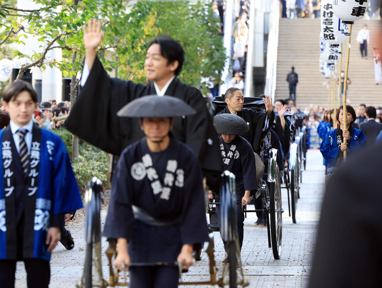 「立川立飛歌舞伎特別公演　お練り」で、人力車からファンに手を振る市川中車（奥中央）。手前は片岡愛之助（撮影・浅見桂子）