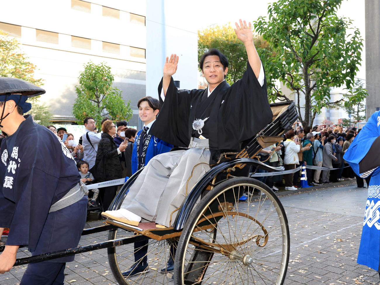 「立川立飛歌舞伎特別公演　お練り」で、人力車からファンに手を振る片岡愛之助（撮影・浅見桂子）