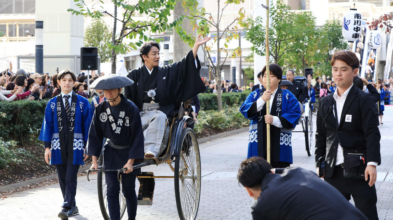 「立川立飛歌舞伎特別公演　お練り」で、人力車からファンに手を振る片岡愛之助。右後方には市川中車（撮影・浅見桂子）