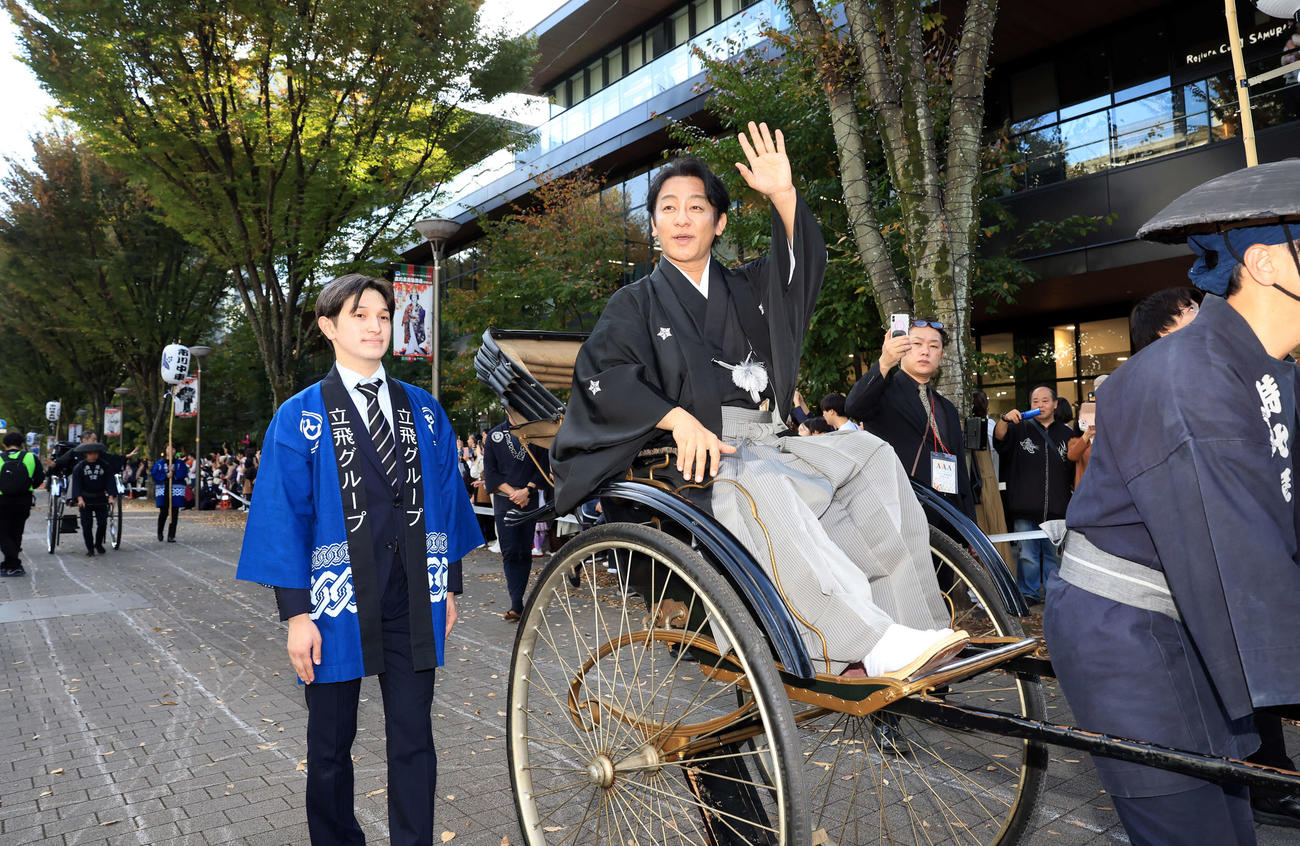 「立川立飛歌舞伎特別公演　お練り」で、人力車からファンに手を振る片岡愛之助（撮影・浅見桂子）