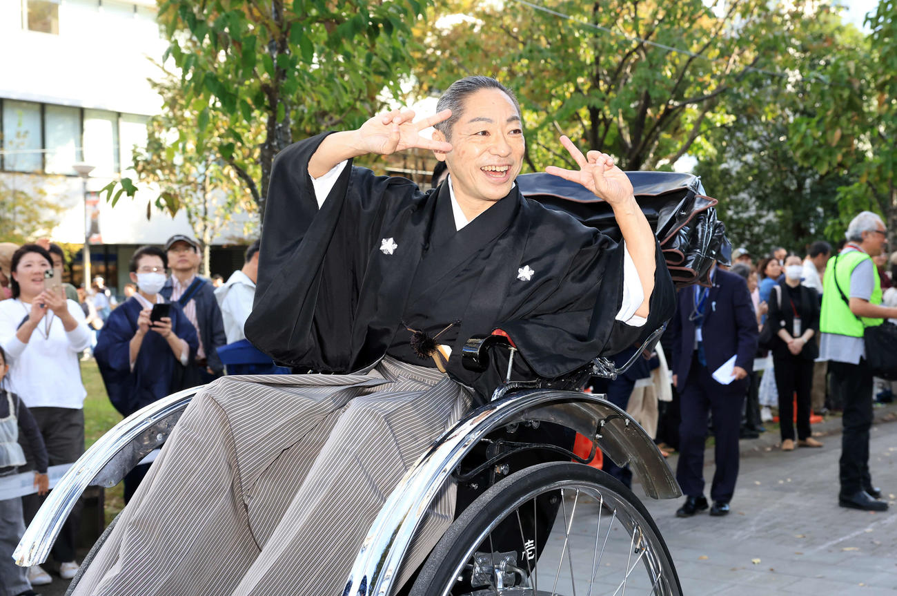「立川立飛歌舞伎特別公演　お練り」で、人力車からファンにポーズをとる市川中車（撮影・浅見桂子）