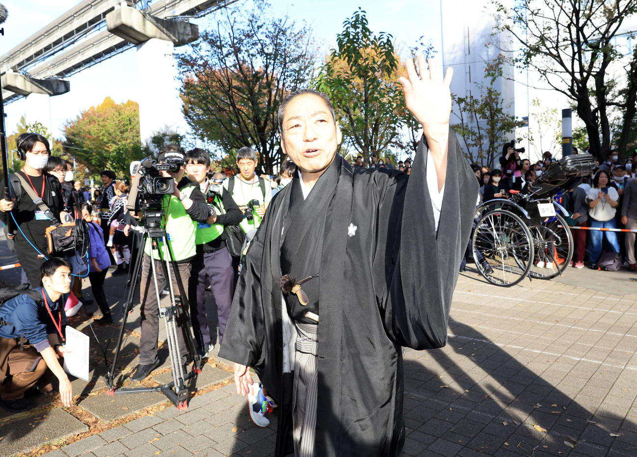 「立川立飛歌舞伎特別公演　お練り」を終え、ファンに手を振る市川中車（撮影・浅見桂子）