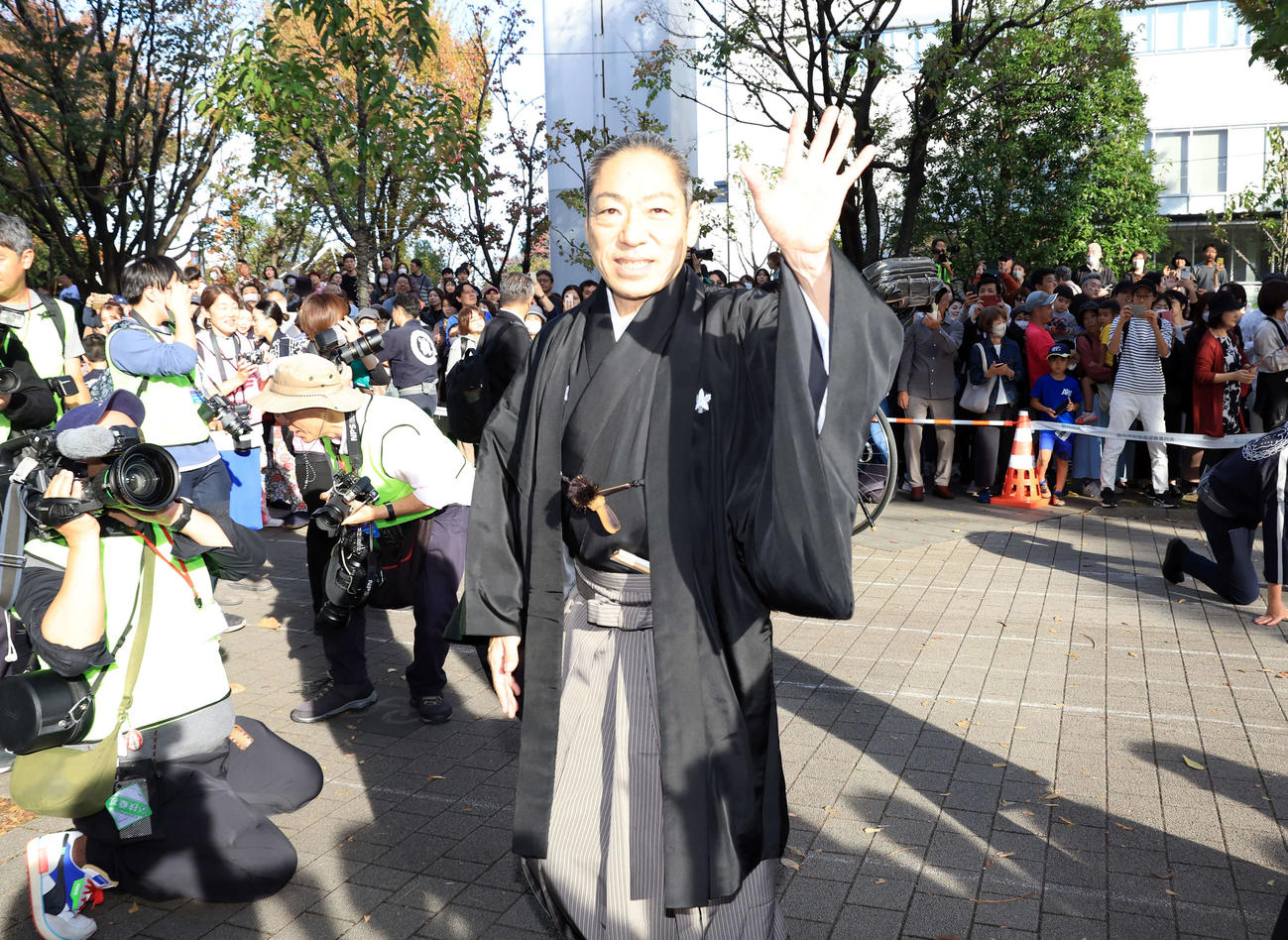 「立川立飛歌舞伎特別公演　お練り」を終え、ファンに手を振る市川中車（撮影・浅見桂子）