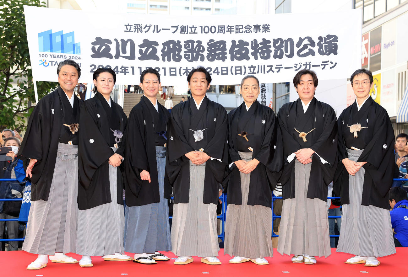 「立川立飛歌舞伎特別公演　お練り」出発式で記念撮影する、左から市川九團次、中村歌之助、中村壱太郎、片岡愛之助、市川中車、中村亀鶴、市川笑也（撮影・浅見桂子）