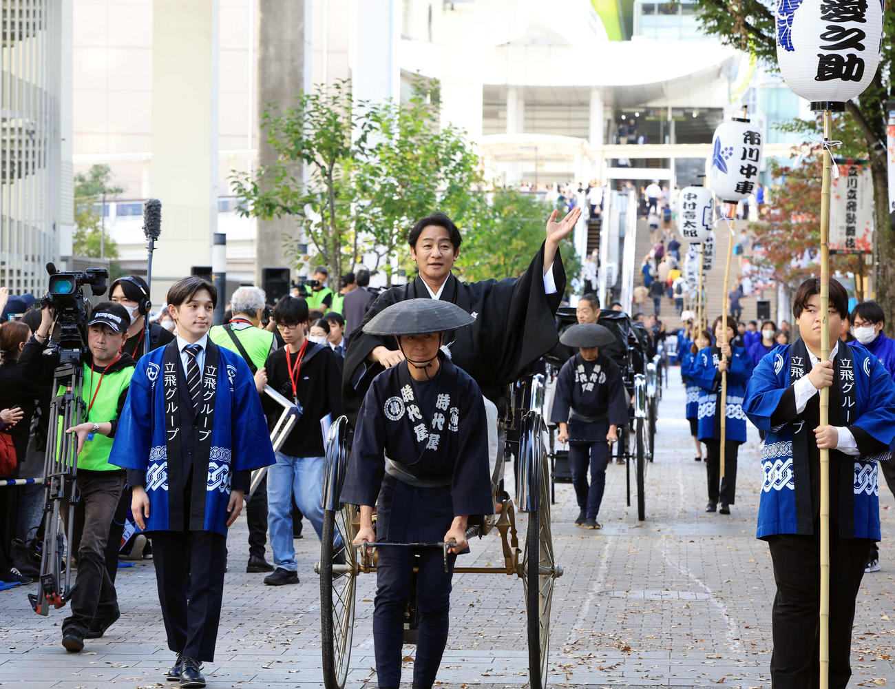 「立川立飛歌舞伎特別公演　お練り」で、人力車からファンに手を振る片岡愛之助。右後方には市川中車（撮影・浅見桂子）