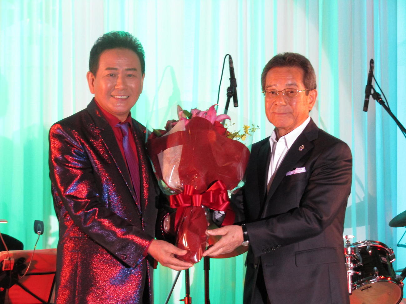 浅草ビューホテルでデビュー40周年記念のディナーショーを行った北川裕二（左）と激励に駆けつけた恩師の作曲家・弦哲也氏