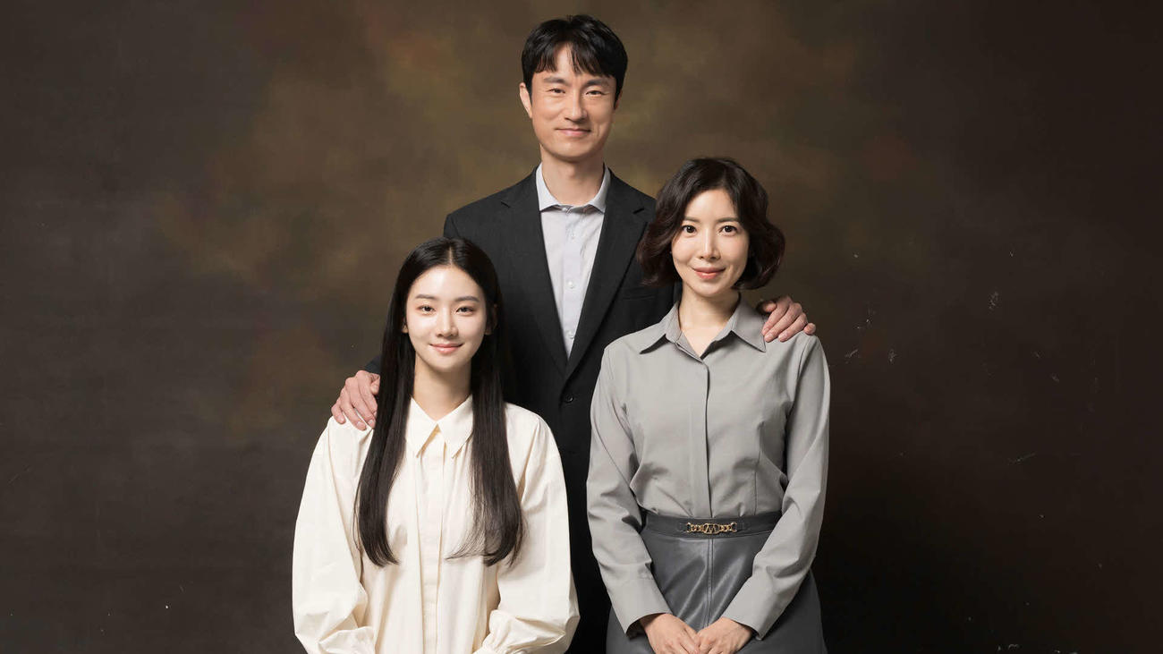 行定勲監督が演出した韓国ドラマ「完璧な家族」。左からパク・ジュヒョン、キム・ビョンチョル、ユン・セア、（C）Victory Contents Co., Ltd.