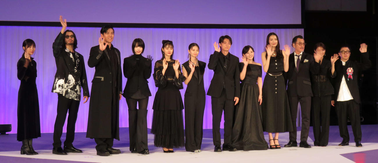 【推しの子】ドラマ＆映画のワールドプレミアに登壇した、左から松本花奈監督、金子ノブアキ、要潤、あの、原菜乃華、齋藤飛鳥、櫻井海音、齊藤なぎさ、茅島みずき、吉田鋼太郎、倉科カナ、スミス監督